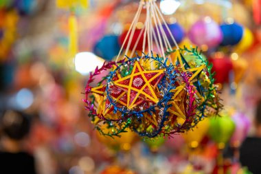 Sonbahar Festivali sırasında Ho Chi Minh City, Vietnam sokaklarında asılı duran renkli fenerler. Fotoğraflardaki Çince, para ve mutluluk demektir. Seçici odak.