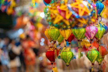 Sonbahar Festivali sırasında Ho Chi Minh City, Vietnam sokaklarında asılı duran renkli fenerler. Fotoğraflardaki Çince, para ve mutluluk demektir. Seçici odak.