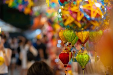 Sonbahar Festivali sırasında Ho Chi Minh City, Vietnam sokaklarında asılı duran renkli fenerler. Fotoğraflardaki Çince, para ve mutluluk demektir. Seçici odak.