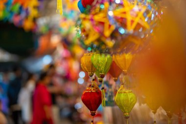 Sonbahar Festivali sırasında Ho Chi Minh City, Vietnam sokaklarında asılı duran renkli fenerler. Fotoğraflardaki Çince, para ve mutluluk demektir. Seçici odak.