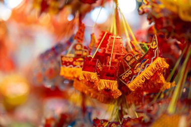 Sonbahar Festivali sırasında Ho Chi Minh City, Vietnam sokaklarında asılı duran renkli fenerler. Fotoğraflardaki Çince, para ve mutluluk demektir. Seçici odak.