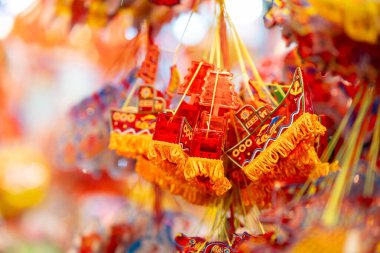 Sonbahar Festivali sırasında Ho Chi Minh City, Vietnam sokaklarında asılı duran renkli fenerler. Fotoğraflardaki Çince, para ve mutluluk demektir. Seçici odak.
