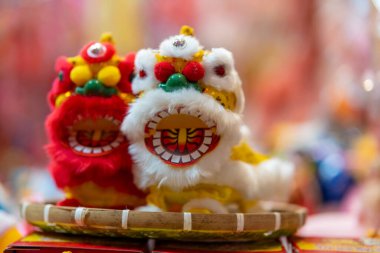 Sonbahar Festivali sırasında Ho Chi Minh City, Vietnam sokaklarında asılı duran renkli fenerler. Fotoğraflardaki Çince, para ve mutluluk demektir. Seçici odak.