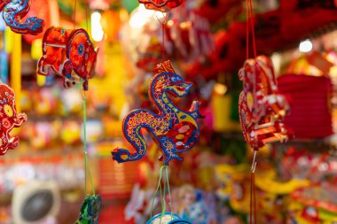 Sonbahar Festivali sırasında Ho Chi Minh City, Vietnam sokaklarında asılı duran renkli fenerler. Fotoğraflardaki Çince, para ve mutluluk demektir. Seçici odak.