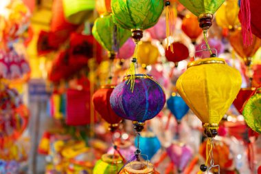 Sonbahar Festivali sırasında Ho Chi Minh City, Vietnam sokaklarında asılı duran renkli fenerler. Fotoğraflardaki Çince, para ve mutluluk demektir. Seçici odak.