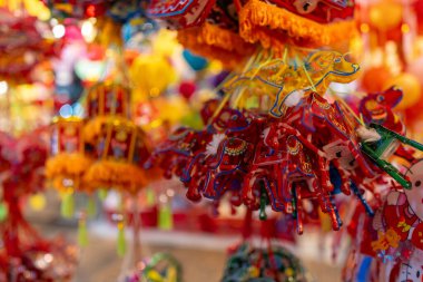 Sonbahar Festivali sırasında Ho Chi Minh City, Vietnam sokaklarında asılı duran renkli fenerler. Fotoğraflardaki Çince, para ve mutluluk demektir. Seçici odak.