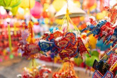 Sonbahar Festivali sırasında Ho Chi Minh City, Vietnam sokaklarında asılı duran renkli fenerler. Fotoğraflardaki Çince, para ve mutluluk demektir. Seçici odak.