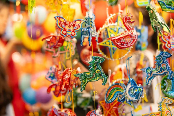 中秋节期间 越南胡志明市街道上挂着装饰华丽的彩灯 照片中的中文意思是钱和幸福 有选择的重点 — 图库照片