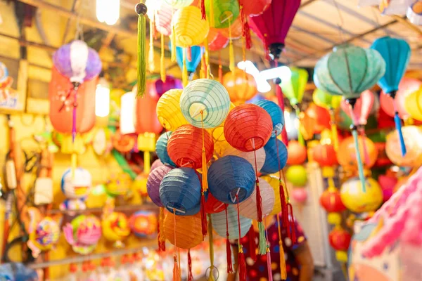 Sonbahar Festivali sırasında Ho Chi Minh City, Vietnam sokaklarında asılı duran renkli fenerler. Fotoğraflardaki Çince, para ve mutluluk demektir. Seçici odak.