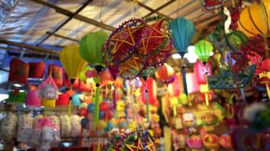 Sonbahar Festivali sırasında Ho Chi Minh City, Vietnam sokaklarında asılı duran renkli fenerler. Fotoğraflardaki Çince, para ve mutluluk demektir. Seçici odak.