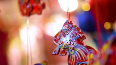 Sonbahar Festivali sırasında Ho Chi Minh City, Vietnam sokaklarında asılı duran renkli fenerler. Fotoğraflardaki Çince, para ve mutluluk demektir. Seçici odak.
