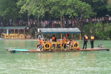 Detian ya da Ban Gioc şelalesinin manzarası, Cao Bang, Vietnam. Ban Gioc şelalesi dünyanın en iyi 10 şelalesinden biridir. Seyahat ve manzara konsepti.