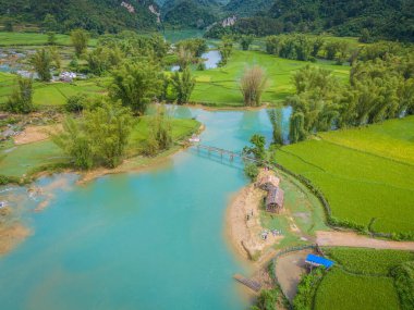 Quay Son nehrindeki hava manzarası, Trung Khanh, Cao Bang, Vietnam doğası, yeşil pirinç tarlaları ve kırsal yerleşim evleri. Seyahat ve manzara konsepti.