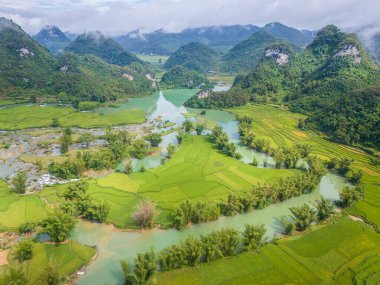 Quay Son nehrindeki hava manzarası, Trung Khanh, Cao Bang, Vietnam doğası, yeşil pirinç tarlaları ve kırsal yerleşim evleri. Seyahat ve manzara konsepti.
