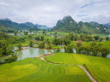 Quay Son nehrindeki hava manzarası, Trung Khanh, Cao Bang, Vietnam doğası, yeşil pirinç tarlaları ve kırsal yerleşim evleri. Seyahat ve manzara konsepti.