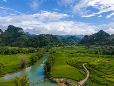 Quay Son nehrindeki hava manzarası, Trung Khanh, Cao Bang, Vietnam doğası, yeşil pirinç tarlaları ve kırsal yerleşim evleri. Seyahat ve manzara konsepti.