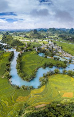 Quay Son nehrindeki hava manzarası, Trung Khanh, Cao Bang, Vietnam doğası, yeşil pirinç tarlaları ve kırsal yerleşim evleri. Seyahat ve manzara konsepti.