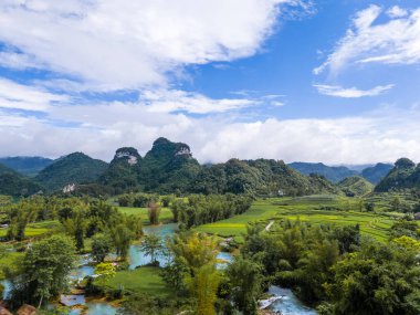 Quay Son nehrindeki hava manzarası, Trung Khanh, Cao Bang, Vietnam doğası, yeşil pirinç tarlaları ve kırsal yerleşim evleri. Seyahat ve manzara konsepti.