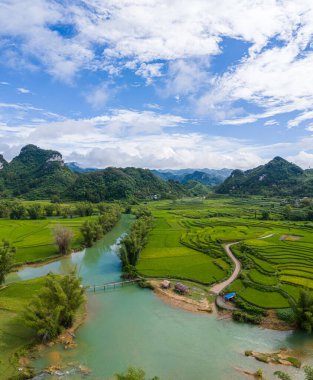 Quay Son nehrindeki hava manzarası, Trung Khanh, Cao Bang, Vietnam doğası, yeşil pirinç tarlaları ve kırsal yerleşim evleri. Seyahat ve manzara konsepti.