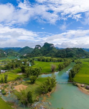 Quay Son nehrindeki hava manzarası, Trung Khanh, Cao Bang, Vietnam doğası, yeşil pirinç tarlaları ve kırsal yerleşim evleri. Seyahat ve manzara konsepti.