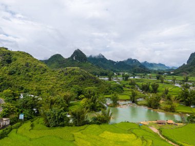 Quay Son nehrindeki hava manzarası, Trung Khanh, Cao Bang, Vietnam doğası, yeşil pirinç tarlaları ve kırsal yerleşim evleri. Seyahat ve manzara konsepti.