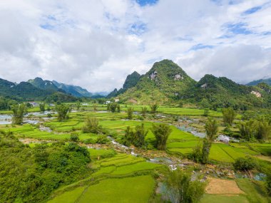 Quay Son nehrindeki hava manzarası, Trung Khanh, Cao Bang, Vietnam doğası, yeşil pirinç tarlaları ve kırsal yerleşim evleri. Seyahat ve manzara konsepti.