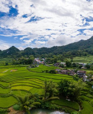 Quay Son nehrindeki hava manzarası, Trung Khanh, Cao Bang, Vietnam doğası, yeşil pirinç tarlaları ve kırsal yerleşim evleri. Seyahat ve manzara konsepti.
