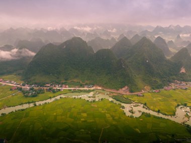 Ngoc Con koğuşundaki dağda şafak manzarası, Trung Khanh kasabası, Cao Bang vilayeti, Vietnam nehir, doğa, yeşil pirinç tarlaları. Ban Gioc şelalesinin yanında. Seyahat ve manzara konsepti.