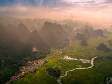 Ngoc Con koğuşundaki dağda şafak manzarası, Trung Khanh kasabası, Cao Bang vilayeti, Vietnam nehir, doğa, yeşil pirinç tarlaları. Ban Gioc şelalesinin yanında. Seyahat ve manzara konsepti.