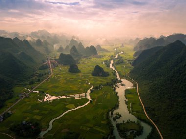 Ngoc Con koğuşundaki dağda şafak manzarası, Trung Khanh kasabası, Cao Bang vilayeti, Vietnam nehir, doğa, yeşil pirinç tarlaları. Ban Gioc şelalesinin yanında. Seyahat ve manzara konsepti.