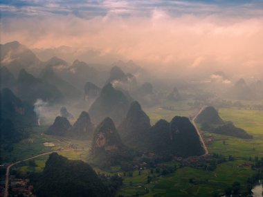 Ngoc Con koğuşundaki dağda şafak manzarası, Trung Khanh kasabası, Cao Bang vilayeti, Vietnam nehir, doğa, yeşil pirinç tarlaları. Ban Gioc şelalesinin yanında. Seyahat ve manzara konsepti.