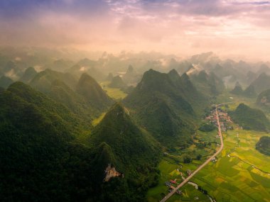 Ngoc Con koğuşundaki dağda şafak manzarası, Trung Khanh kasabası, Cao Bang vilayeti, Vietnam nehir, doğa, yeşil pirinç tarlaları. Ban Gioc şelalesinin yanında. Seyahat ve manzara konsepti.