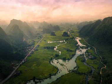 Ngoc Con koğuşundaki dağda şafak manzarası, Trung Khanh kasabası, Cao Bang vilayeti, Vietnam nehir, doğa, yeşil pirinç tarlaları. Ban Gioc şelalesinin yanında. Seyahat ve manzara konsepti.