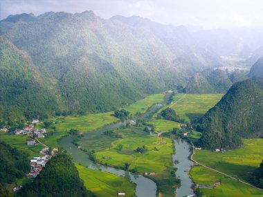 Ngoc Con koğuşundaki dağda şafak manzarası, Trung Khanh kasabası, Cao Bang vilayeti, Vietnam nehir, doğa, yeşil pirinç tarlaları. Ban Gioc şelalesinin yanında. Seyahat ve manzara konsepti.