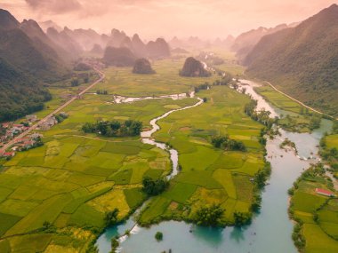 Ngoc Con koğuşundaki dağda şafak manzarası, Trung Khanh kasabası, Cao Bang vilayeti, Vietnam nehir, doğa, yeşil pirinç tarlaları. Ban Gioc şelalesinin yanında. Seyahat ve manzara konsepti.