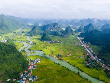 Ngoc Con koğuşundaki dağda şafak manzarası, Trung Khanh kasabası, Cao Bang vilayeti, Vietnam nehir, doğa, yeşil pirinç tarlaları. Ban Gioc şelalesinin yanında. Seyahat ve manzara konsepti.