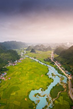 Ngoc Con koğuşundaki dağda şafak manzarası, Trung Khanh kasabası, Cao Bang vilayeti, Vietnam nehir, doğa, yeşil pirinç tarlaları. Ban Gioc şelalesinin yanında. Seyahat ve manzara konsepti.