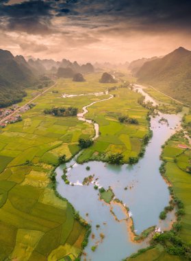 Ngoc Con koğuşundaki dağda şafak manzarası, Trung Khanh kasabası, Cao Bang vilayeti, Vietnam nehir, doğa, yeşil pirinç tarlaları. Ban Gioc şelalesinin yanında. Seyahat ve manzara konsepti.