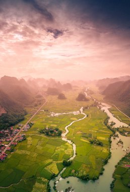 Ngoc Con koğuşundaki dağda şafak manzarası, Trung Khanh kasabası, Cao Bang vilayeti, Vietnam nehir, doğa, yeşil pirinç tarlaları. Ban Gioc şelalesinin yanında. Seyahat ve manzara konsepti.