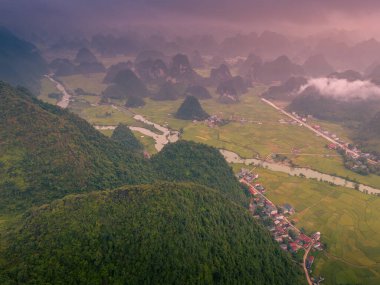 Ngoc Con koğuşundaki dağda şafak manzarası, Trung Khanh kasabası, Cao Bang vilayeti, Vietnam nehir, doğa, yeşil pirinç tarlaları. Ban Gioc şelalesinin yanında. Seyahat ve manzara konsepti.