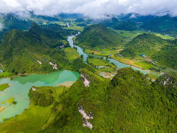 Quay Son nehrindeki hava manzarası, Trung Khanh, Cao Bang, Vietnam doğası, yeşil pirinç tarlaları ve kırsal yerleşim evleri. Seyahat ve manzara konsepti.