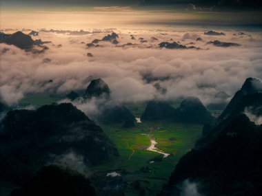 Phong Nam Vadisi 'ndeki hava manzarası Cao Bang Vilayeti, Vietnam' da nehir, doğa, yeşil pirinç tarlaları olan aşırı manzaralı bir yer. Seyahat ve manzara konsepti.