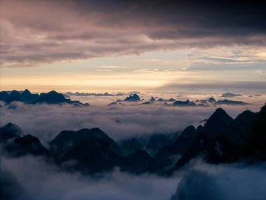Phong Nam Vadisi 'ndeki hava manzarası Cao Bang Vilayeti, Vietnam' da nehir, doğa, yeşil pirinç tarlaları olan aşırı manzaralı bir yer. Seyahat ve manzara konsepti.