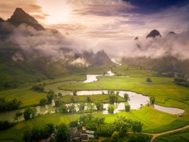 Phong Nam Vadisi 'ndeki hava manzarası Cao Bang Vilayeti, Vietnam' da nehir, doğa, yeşil pirinç tarlaları olan aşırı manzaralı bir yer. Seyahat ve manzara konsepti.