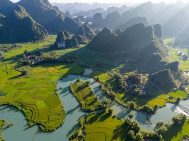 Phong Nam Vadisi 'ndeki hava manzarası Cao Bang Vilayeti, Vietnam' da nehir, doğa, yeşil pirinç tarlaları olan aşırı manzaralı bir yer. Seyahat ve manzara konsepti.