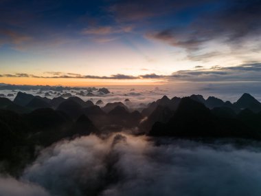 Phong Nam Vadisi 'ndeki hava manzarası Cao Bang Vilayeti, Vietnam' da nehir, doğa, yeşil pirinç tarlaları olan aşırı manzaralı bir yer. Seyahat ve manzara konsepti.