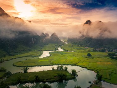 Phong Nam Vadisi 'ndeki hava manzarası Cao Bang Vilayeti, Vietnam' da nehir, doğa, yeşil pirinç tarlaları olan aşırı manzaralı bir yer. Seyahat ve manzara konsepti.