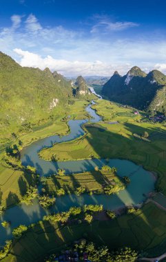 Phong Nam Vadisi 'ndeki hava manzarası Cao Bang Vilayeti, Vietnam' da nehir, doğa, yeşil pirinç tarlaları olan aşırı manzaralı bir yer. Seyahat ve manzara konsepti.