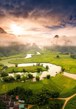 Phong Nam Vadisi 'ndeki hava manzarası Cao Bang Vilayeti, Vietnam' da nehir, doğa, yeşil pirinç tarlaları olan aşırı manzaralı bir yer. Seyahat ve manzara konsepti.