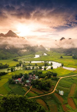 Phong Nam Vadisi 'ndeki hava manzarası Cao Bang Vilayeti, Vietnam' da nehir, doğa, yeşil pirinç tarlaları olan aşırı manzaralı bir yer. Seyahat ve manzara konsepti.